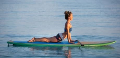 Pose yoga paddleboard sup